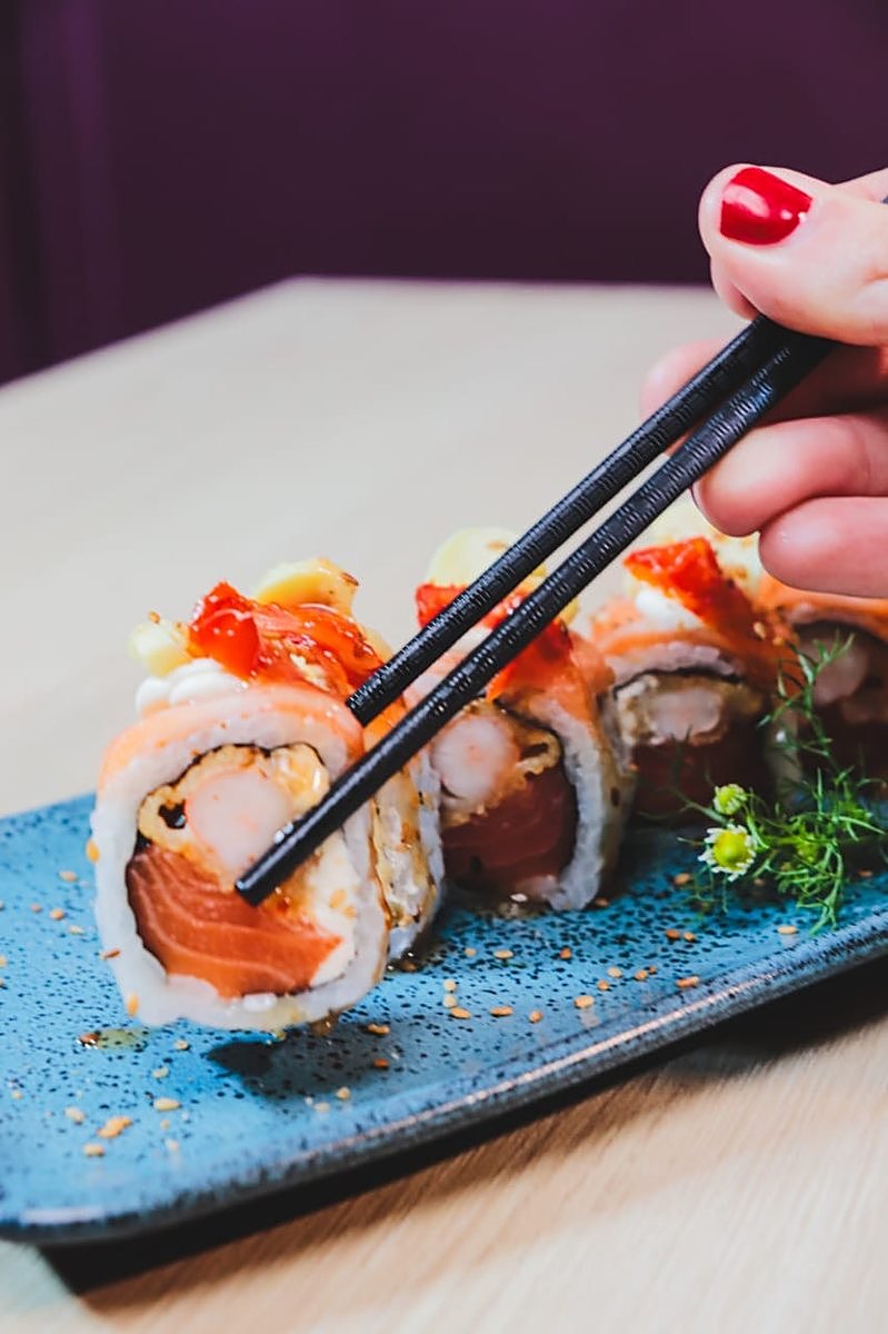 Hot roll sendo servido no hashi