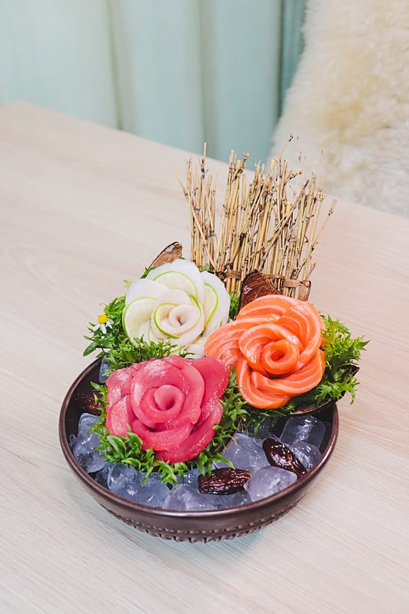 Rosas de sashimi de atum e salmão sobre gelo