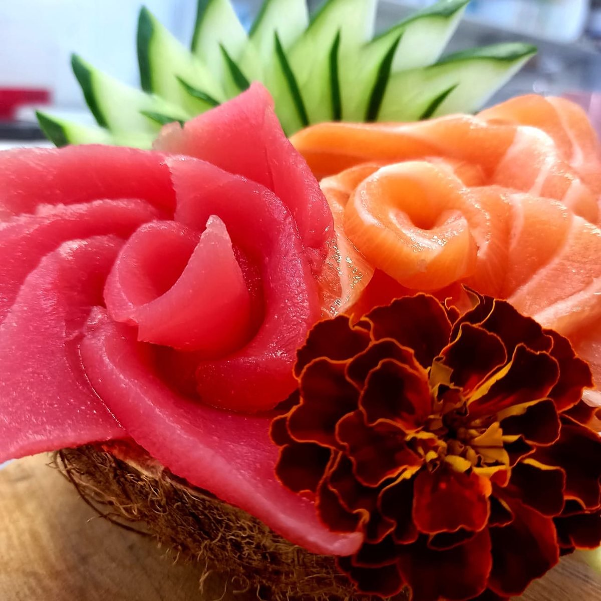 Rosas de atum e salmão com flor de cravo